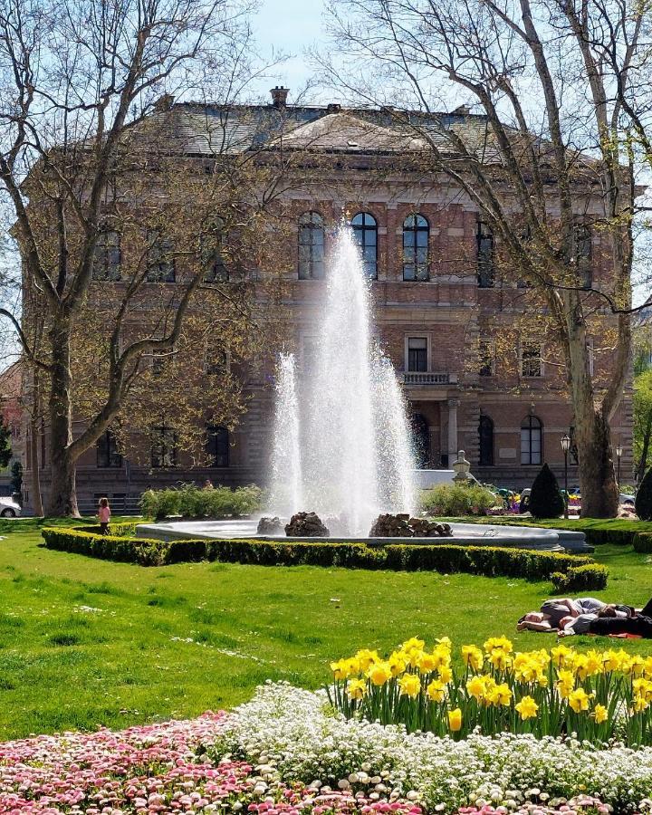 Sedaki In The Center Of Apartment Zagreb