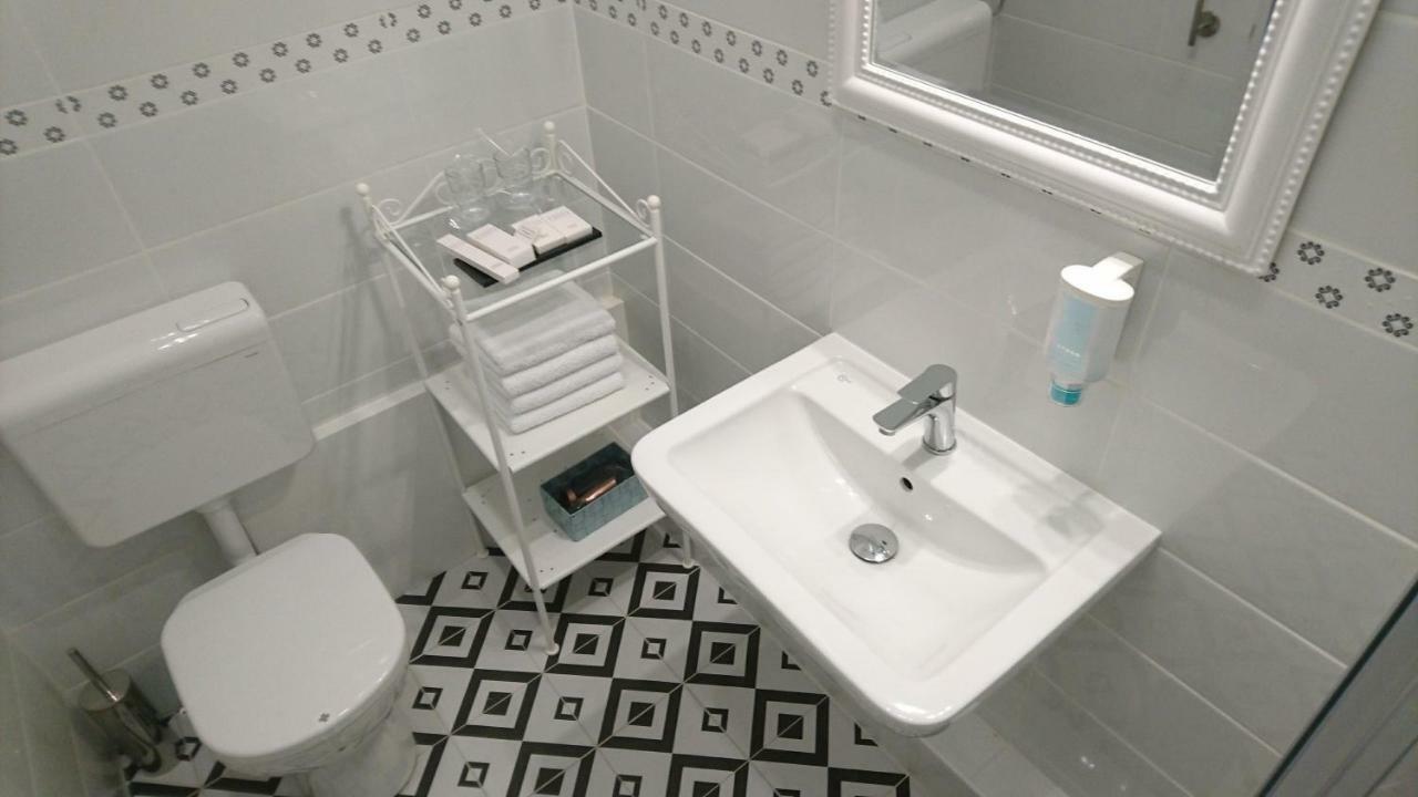 Sedaki In The Center Of Apartment *