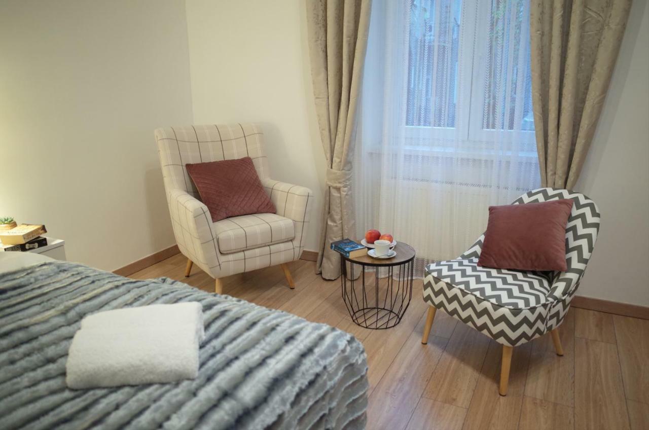 Sedaki In The Center Of Apartment *