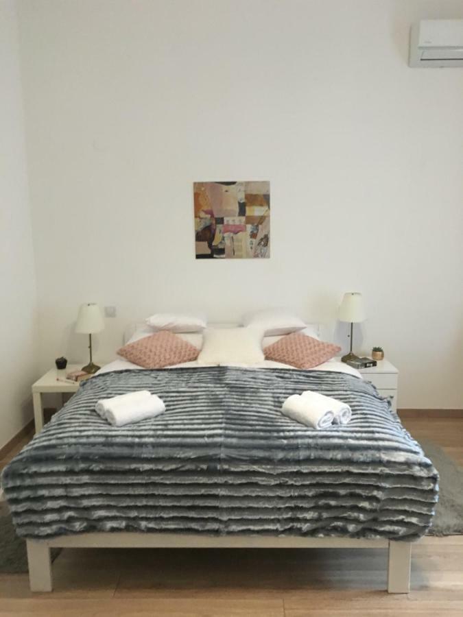 Sedaki In The Center Of Apartment *