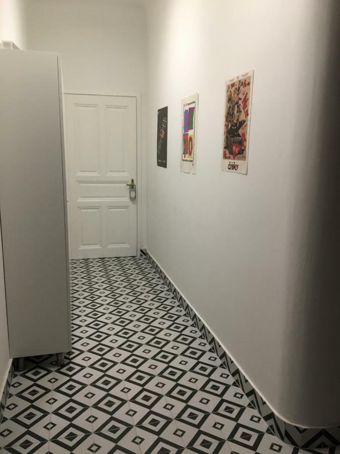 Sedaki In The Center Of Apartment *