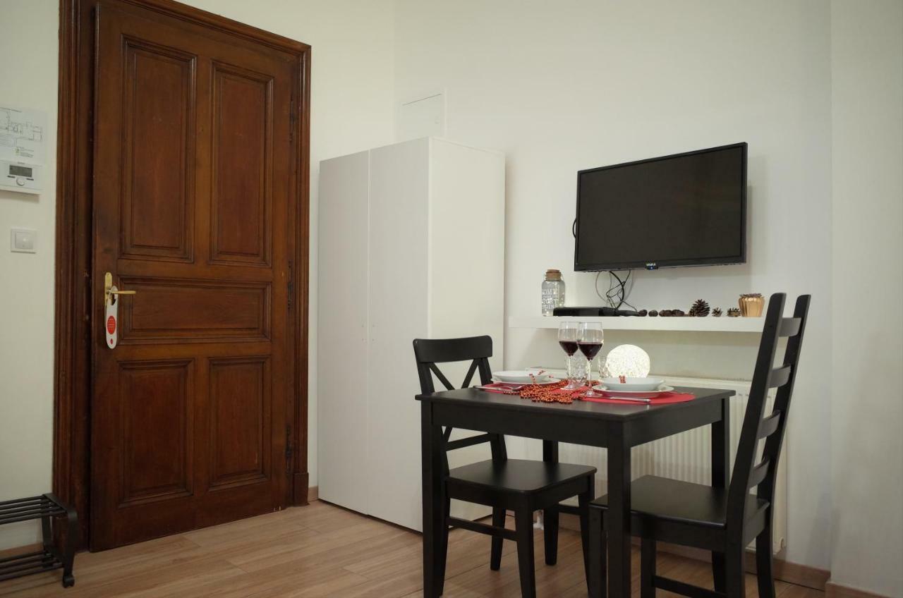 Sedaki In The Center Of Apartment *