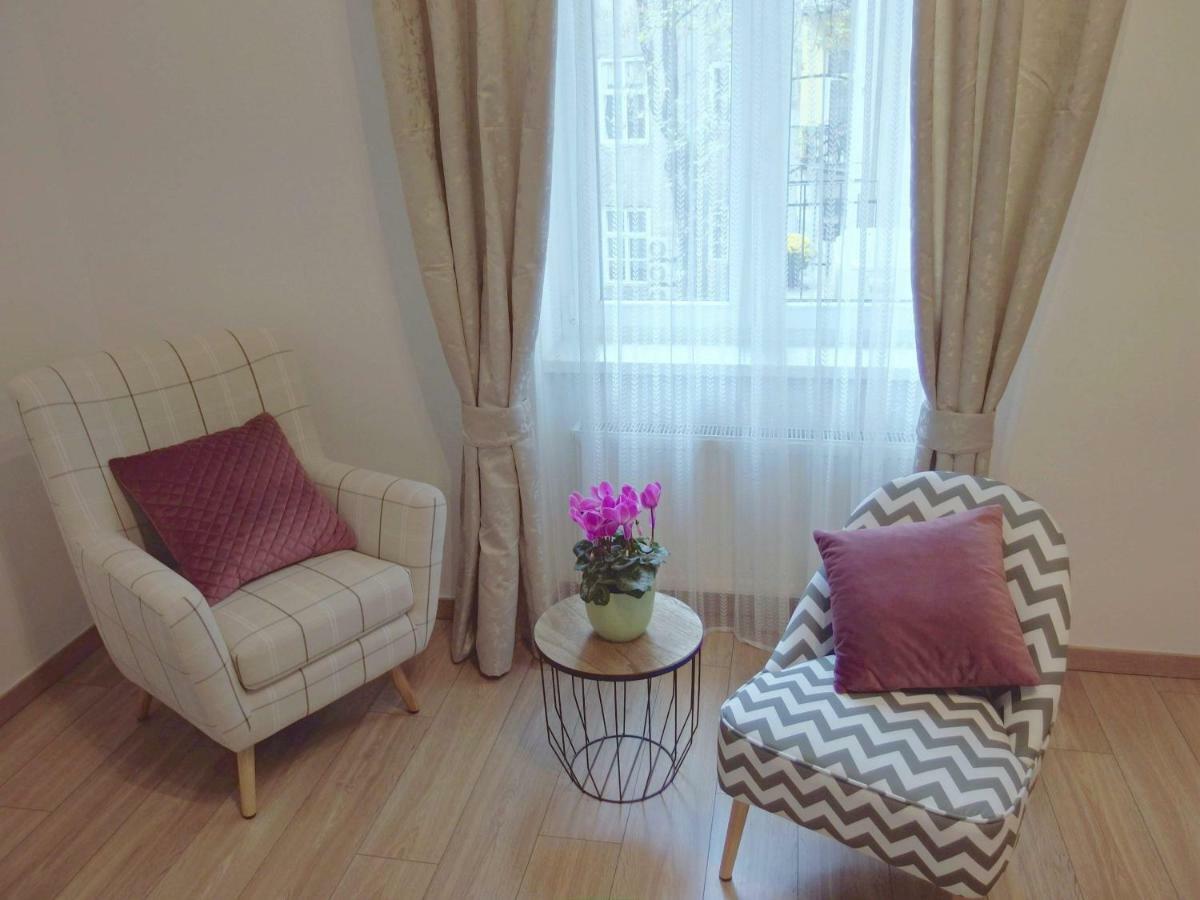 Sedaki In The Center Of Apartment