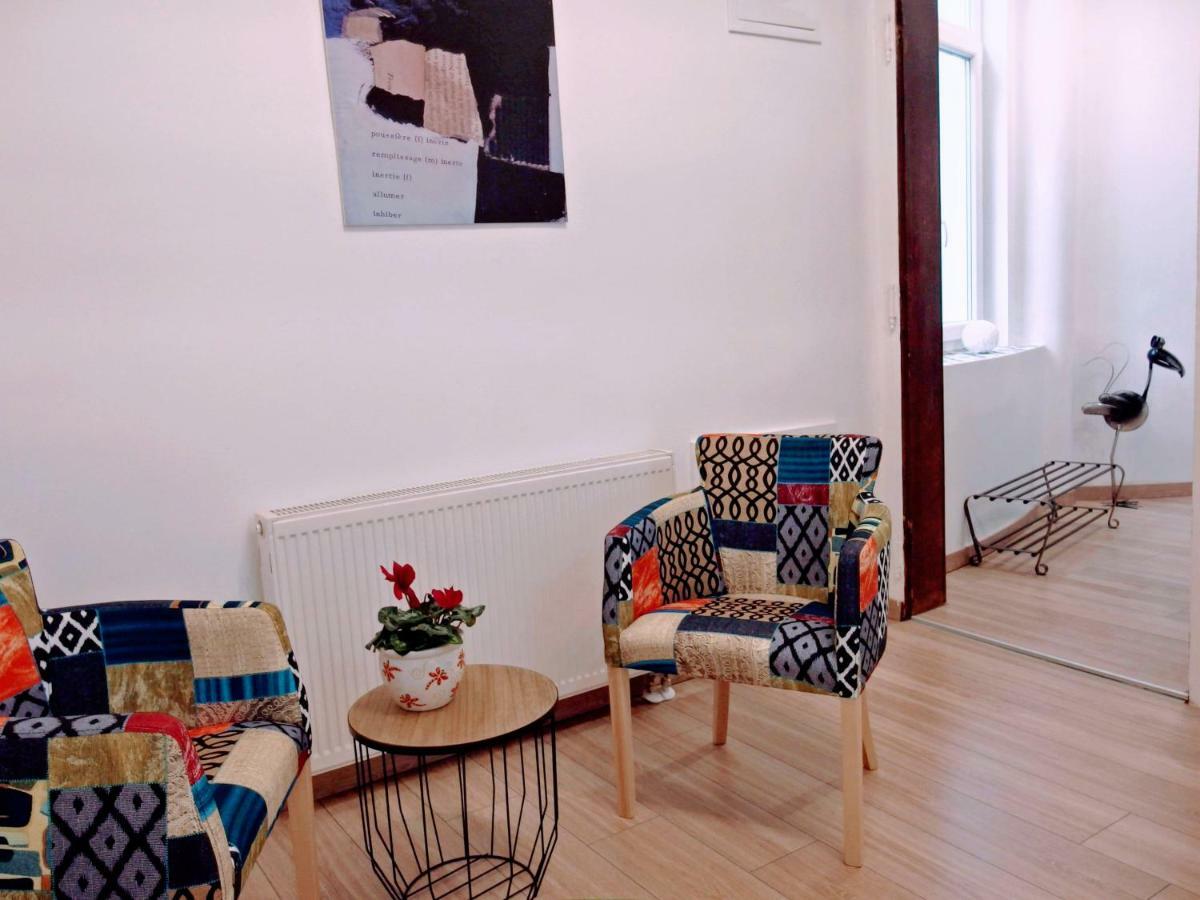 Sedaki In The Center Of Apartment *